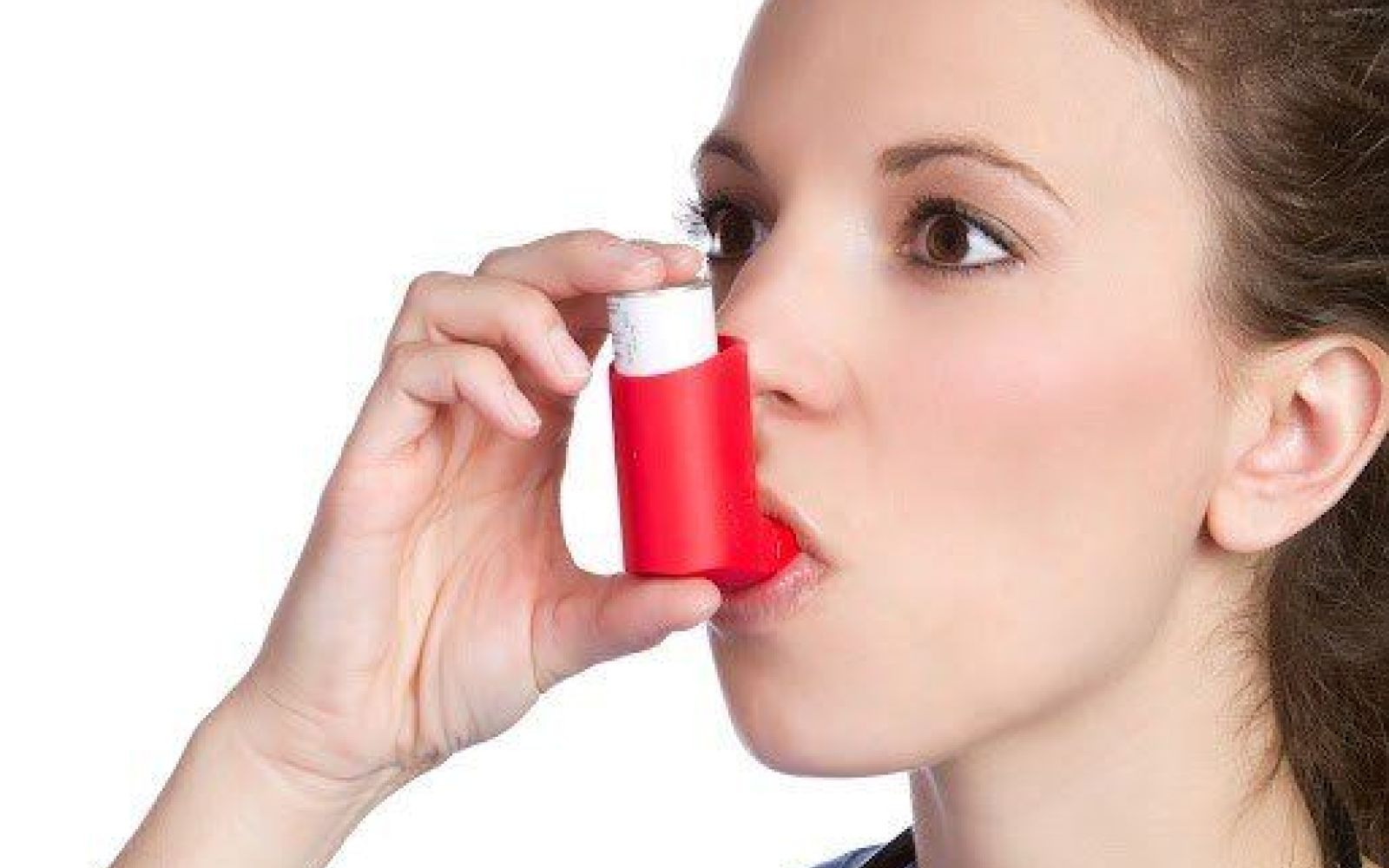 woman with asthma inhaler
