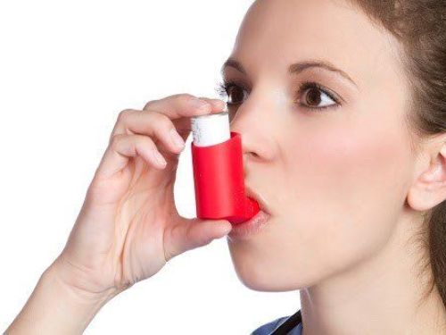 woman with asthma inhaler